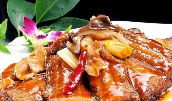 
大厨教你红烧带鱼正确做法 不挂糊 不油炸 鱼肉鲜嫩入味还不腥“BJL平台”(图2)