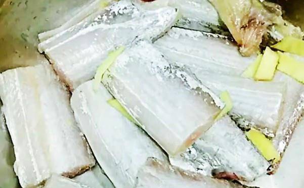 
大厨教你红烧带鱼正确做法 不挂糊 不油炸 鱼肉鲜嫩入味还不腥“BJL平台”(图5)